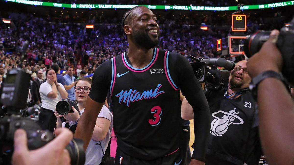 Dwyane Wade celebra tras anotar una canasta para el Heat en el partido ante los Warriors de Golden State, el 27 de febrero de 2019 en Miami.