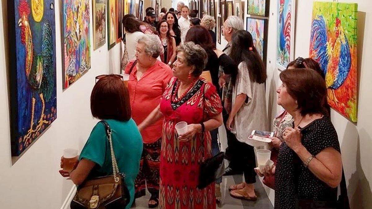 Según los organizadores, más de 500 personas acudieron a la gran inauguración de la exposición “Rooster, Gallo, Galo, Gallus”.
