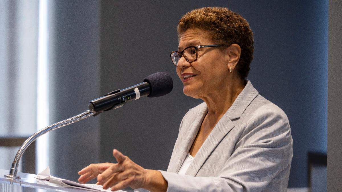 Un hombre fue detenido la madrugada de este domingo después de que rompiera una ventana e irrumpiera en la residencia oficial de la alcaldesa de Los Angeles, Karen Bass, quien se encontraba en el domicilio con su familia.