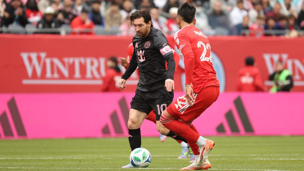 El delantero del Inter Miami Lionel Messi (izq.) avanza con la pelota ante la marca de Mauricio Pineda, del Chicago Fire, en el partido de la MLS celebrado el 13 de abril de 2025 en Chicago.