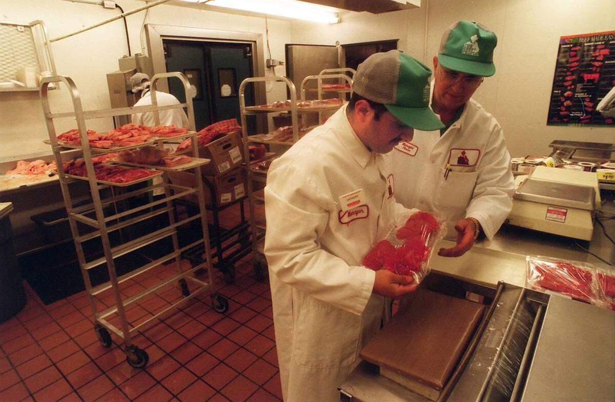 Empleados en la sección de carne en un Winn-Dixie de Miami.