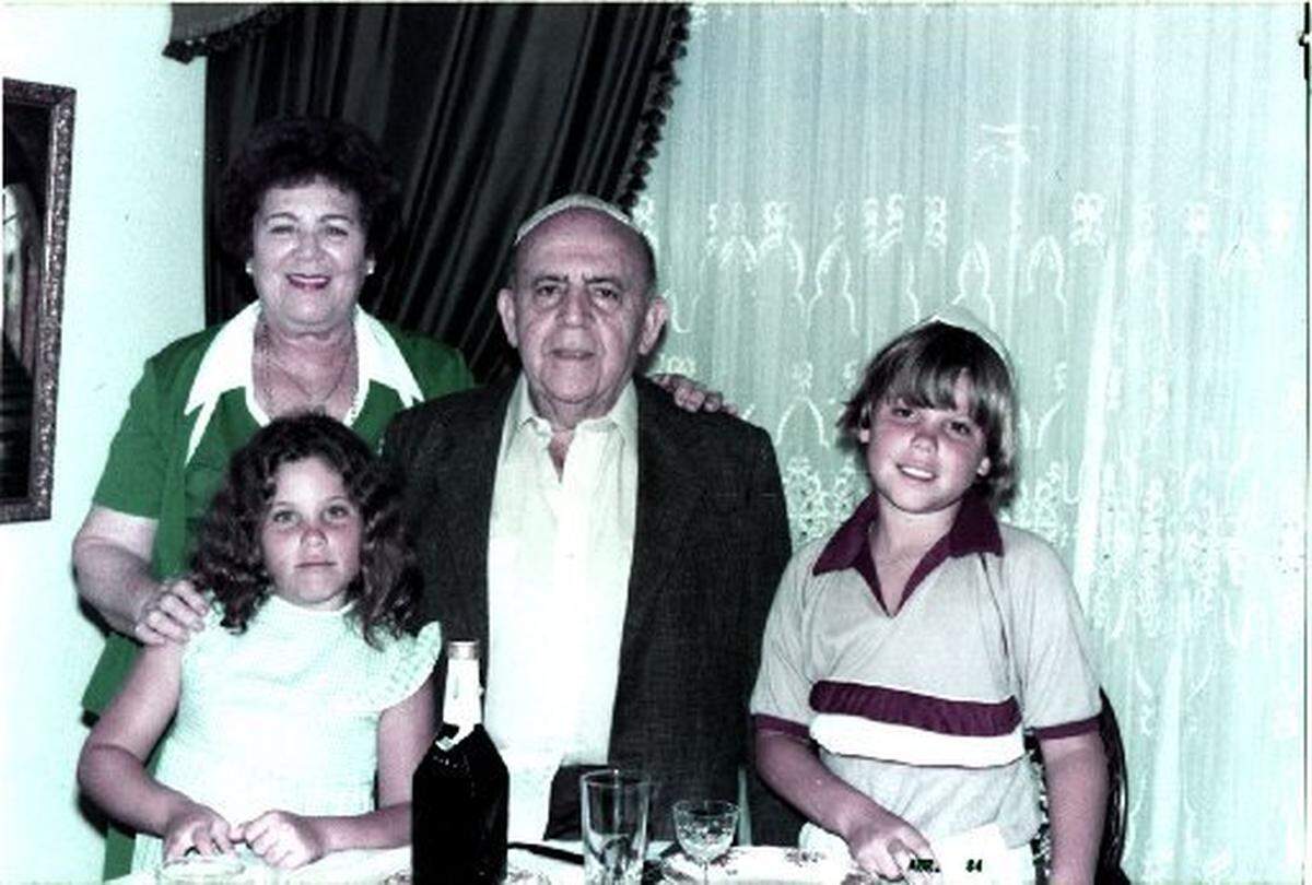 En abril de 1984, Elias Roth y Daniel Shoer-Roth.
