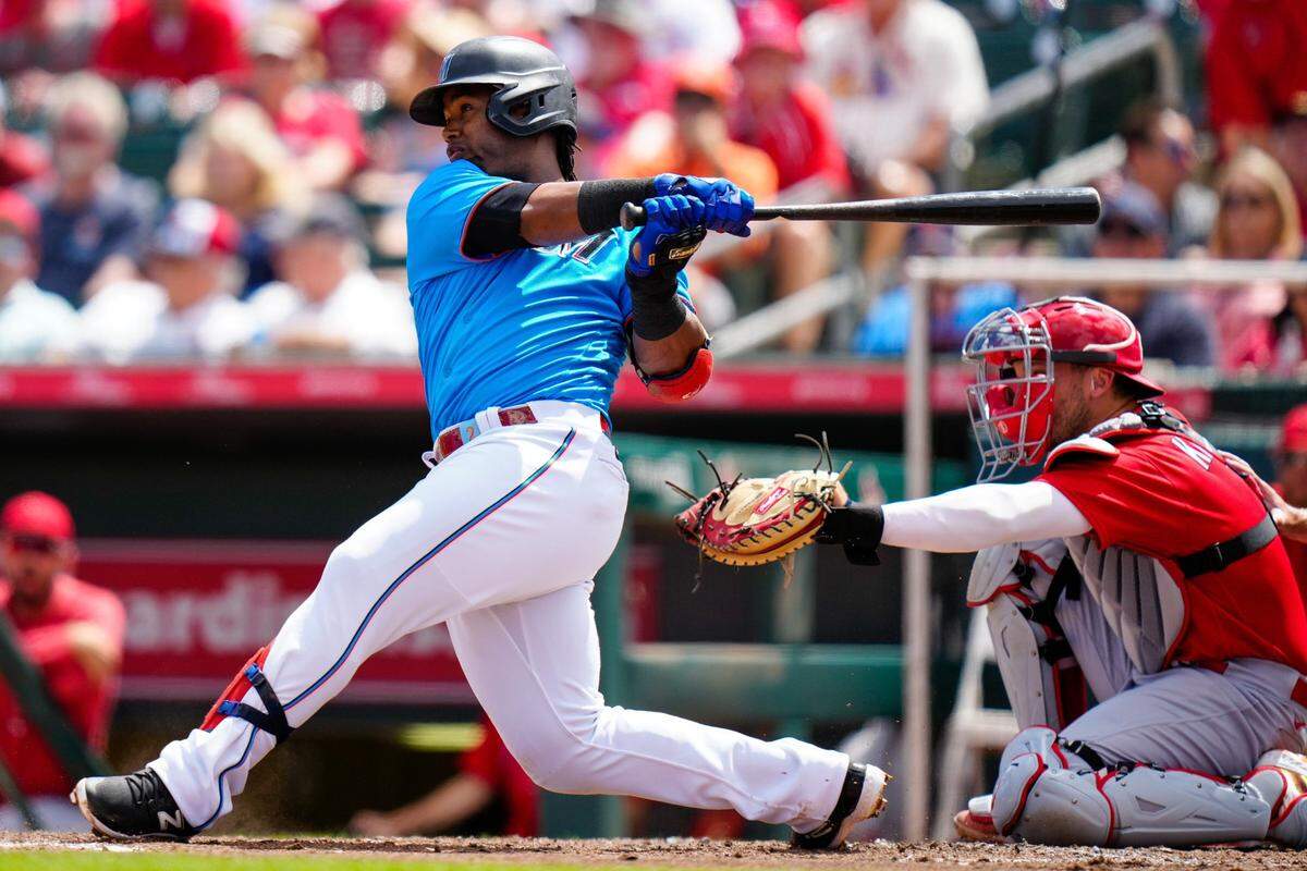 El dominicano Jean Segura batea en el cuarto inning del partido ante los Cardenales de San Luis, celebrado el 22 de marzo de 2023 en el Roger Dean Stadium, en Jupiter Florida.