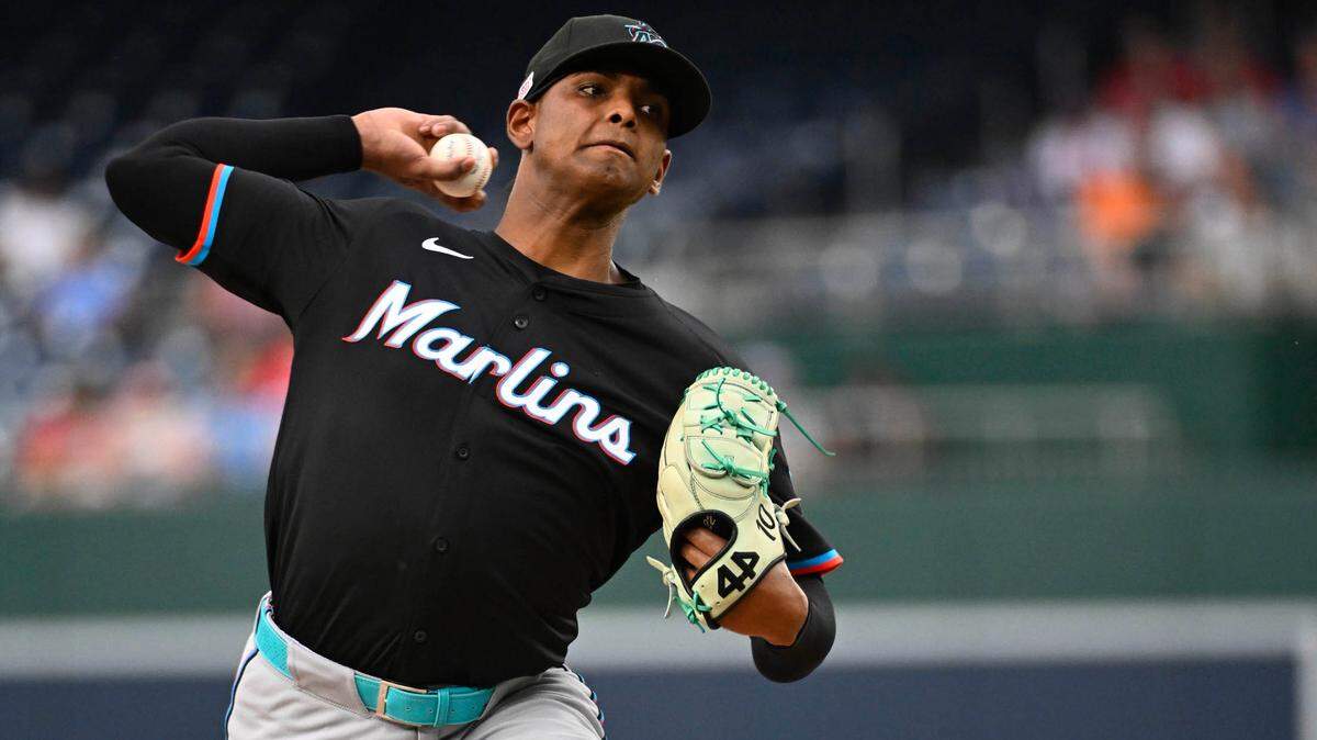 13 de junio de 2025; Washington, Distrito de Columbia, EE. UU.; El lanzador abridor de los Miami Marlins, Edward Cabrera (27), lanza a los Washington Nationals durante la primera entrada en el Nationals Park. Crédito obligatorio: Brad Mills-Imagn Images