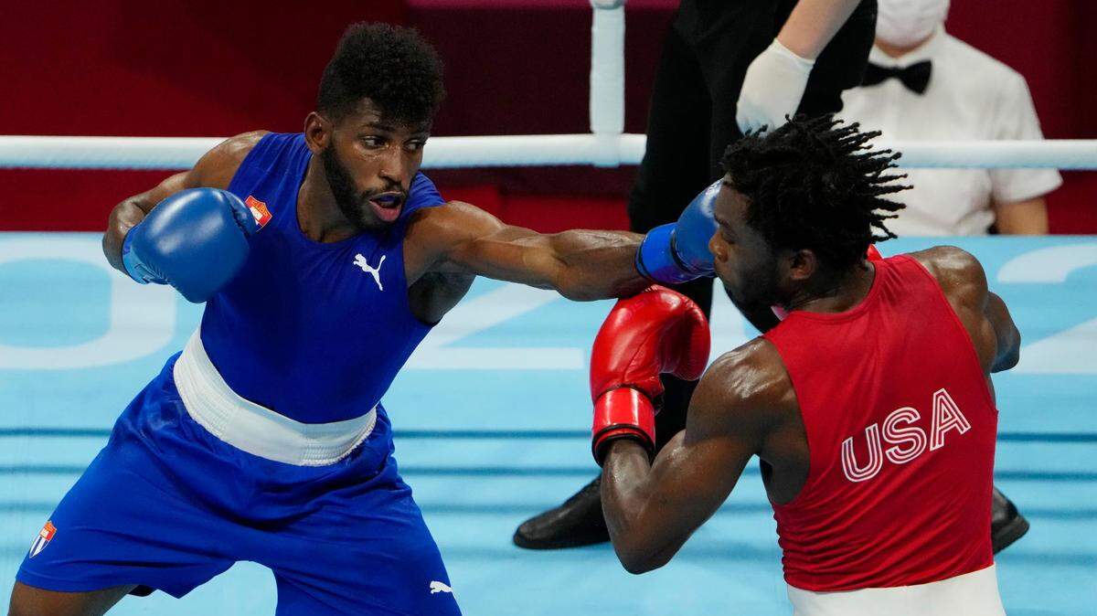 El peleador cubano Andy Cruz (izq.) golpea al pugilista de Estados Unidos Keyshawn Davis, en el combate por el título en las Olimpiadas de Tokio, celebrado el 8 de agosto de 2021.