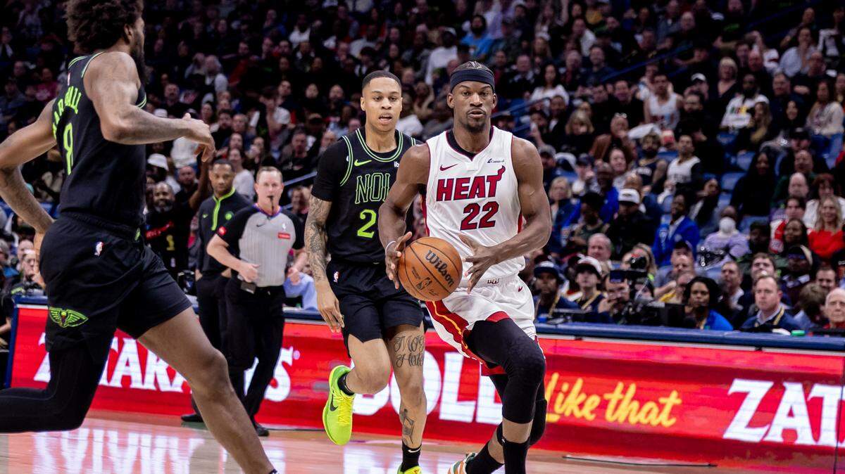 El delantero del Heat Jimmy Butler (22) entra al aro ante el delantero de los Pelícans de Naji Marshall (8) durante la primera mitad del juego este 23 de febrero de 2024; en el Smoothie King Center de Nueva Orleans . Ambos jugadores fueron expulsados en el cuarto parcial.
