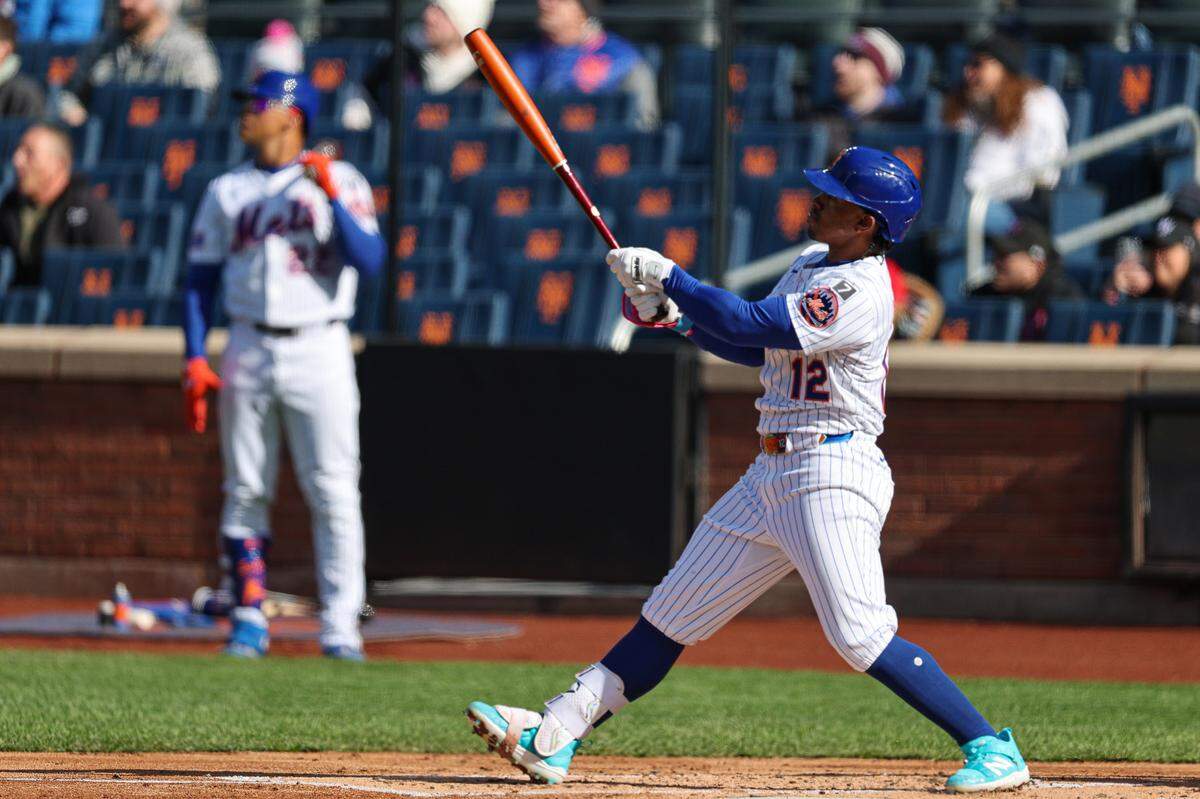 El torpedero de los Mets Francisco Lindor batea un jonrón en el primer inning del partido ante los Marlins de Miami, celebrado el 8 de abril de 2025 en el Citi Field de Nueva York.