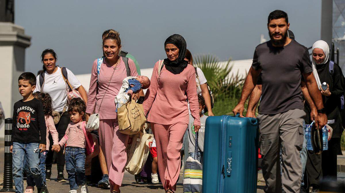 Ciudadanos turcos llegan al punto de encuentro desde donde serán evacuados de Beirut, Líbano, el miércoles 9 de octubre de 2024.