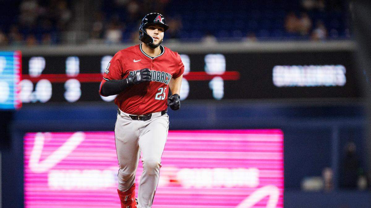 El receptor de los Diamondbacks de Arizona Adrián del Castillo recorre las bases tras pegar un jonrón con las bases llenas en el tercer inning del partido ante los Marlins, celebrado el 19 de agosto de 2024 en Miami.