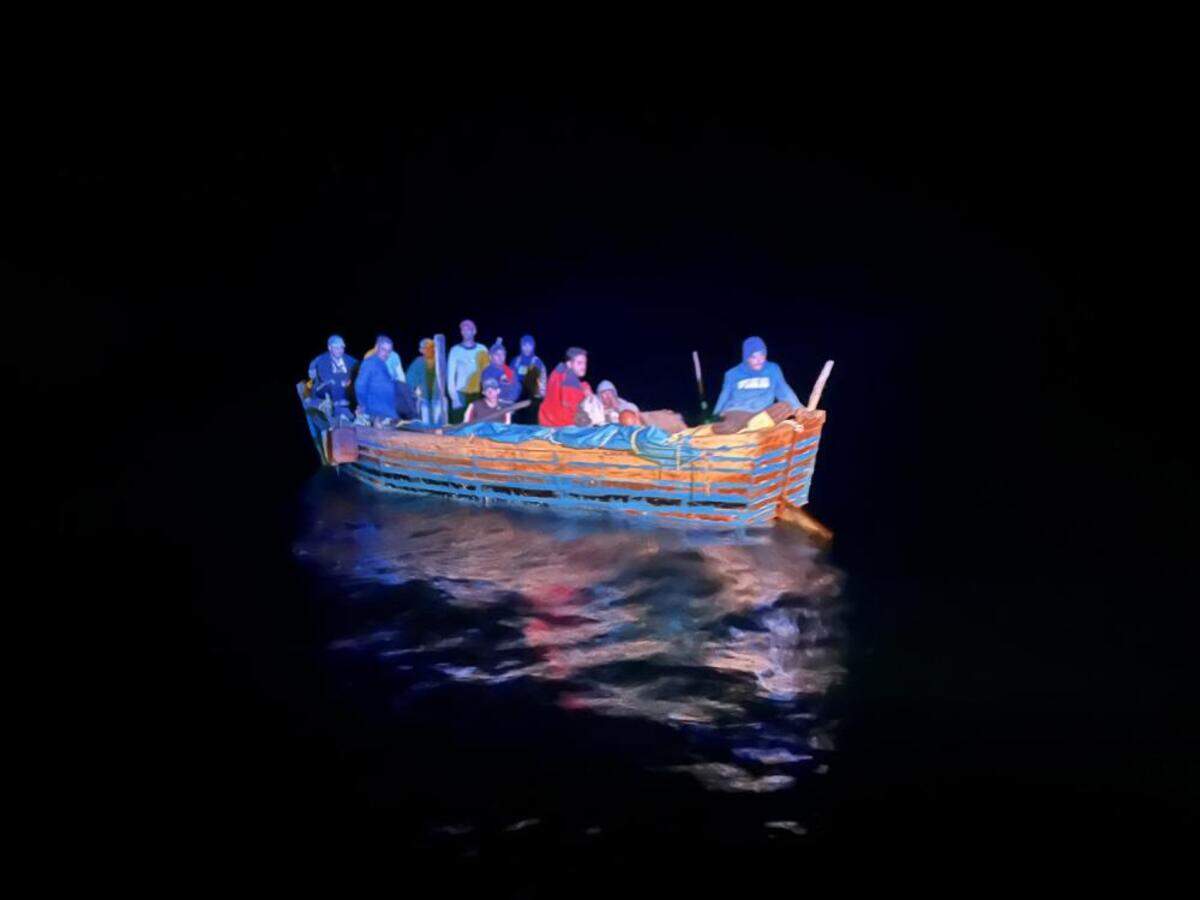 Un grupo de cubanos navegan en un barco de migrantes a unas 50 millas al este de Cayo Largo el 13 de diciembre de 2022. Otra embarcación de migrantes se volcó el 18 de diciembre de 2022, lo que provocó la búsqueda de nueve personas por parte de la Guardia Costera frente al Condado Palm Beach.