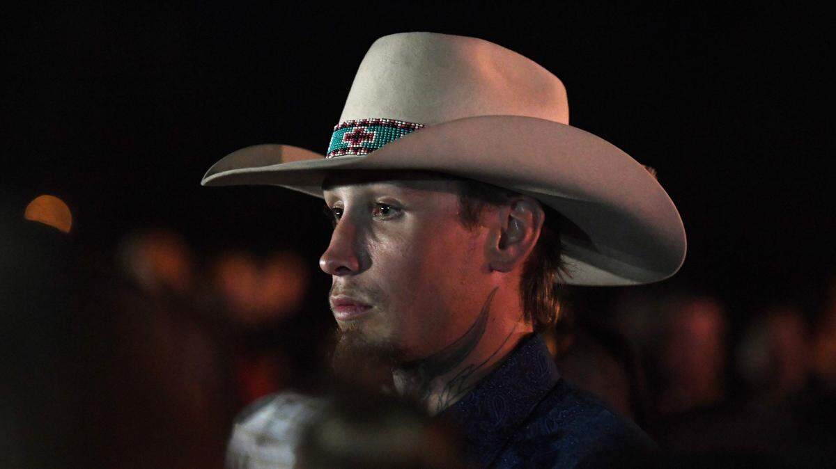 Johnny Langendorff (R), uno de los dos hombres que persiguieron al presunto asesino Devin Kelley, durante una vigilia en Sutherland Springs, Texas, el 6 de noviembre de 2017, un día después del tiroteo que mató a 26 personas.