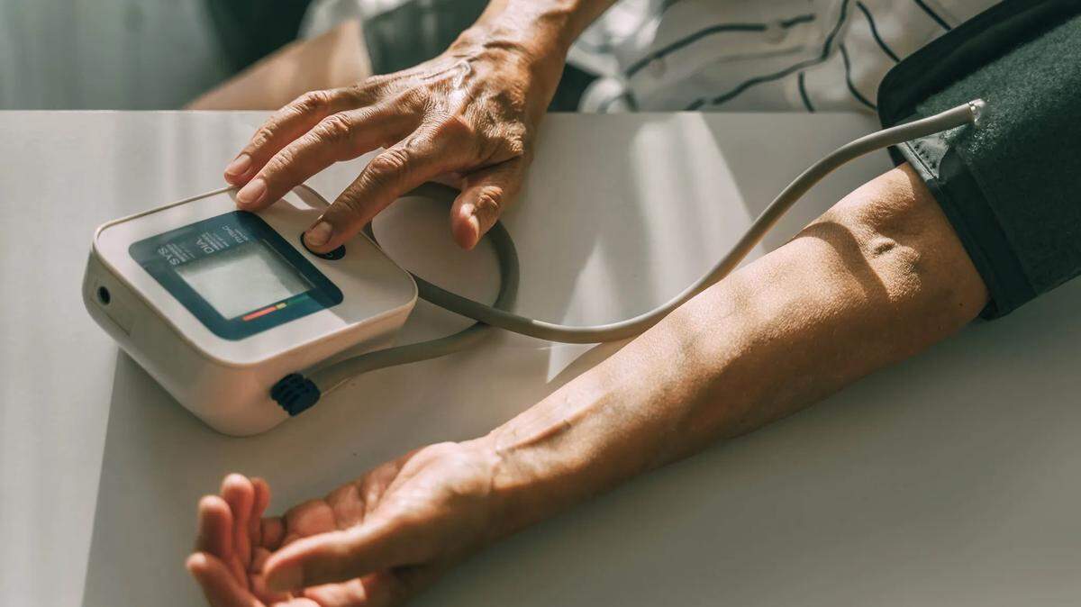 Un tratamiento intensivo dirigido a reducir la presión sistólica por debajo de 120 disminuía el riesgo de ataques cardíacos, accidentes cerebrovasculares y otras enfermedades cardiovasculares.