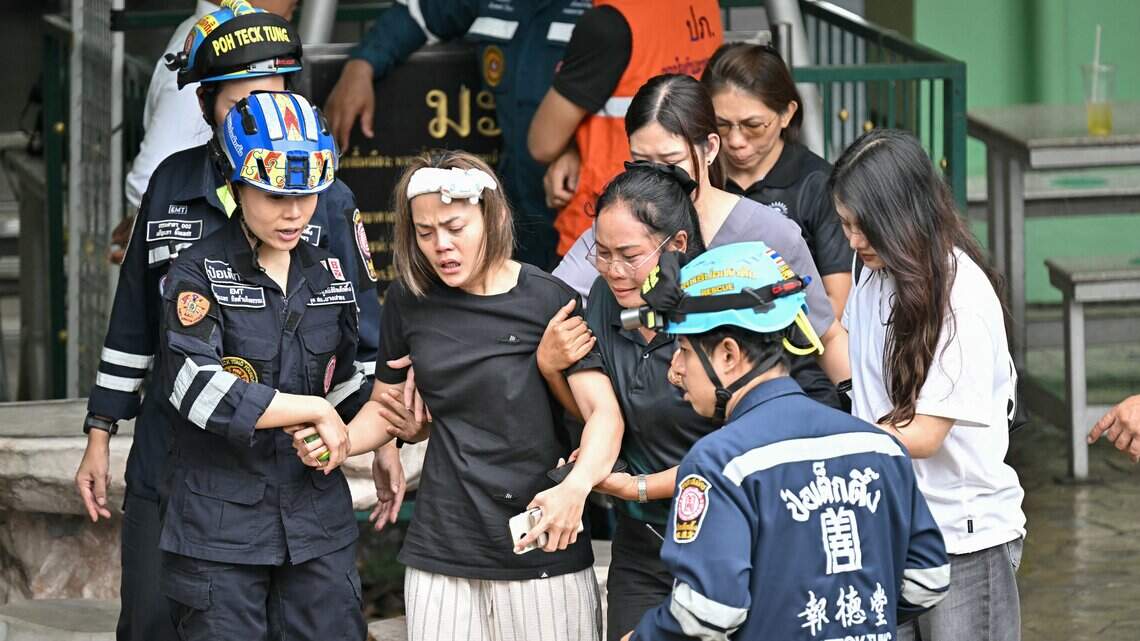 Un adolescente mata a sus abuelos y a cinco personas en un colegio de Tailandia