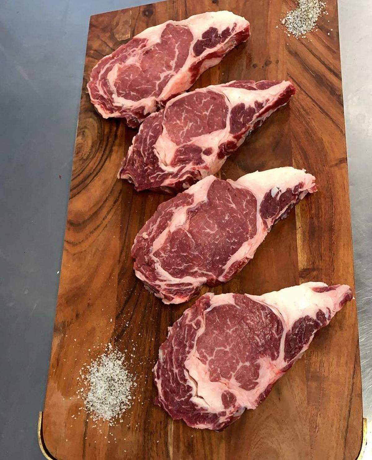 Grill House ofrece muchas opciones kosher centradas en la carne: elije un kebab de carne para el almuerzo o el indulgente bistec “inverso” ‘añejado’ en seco.