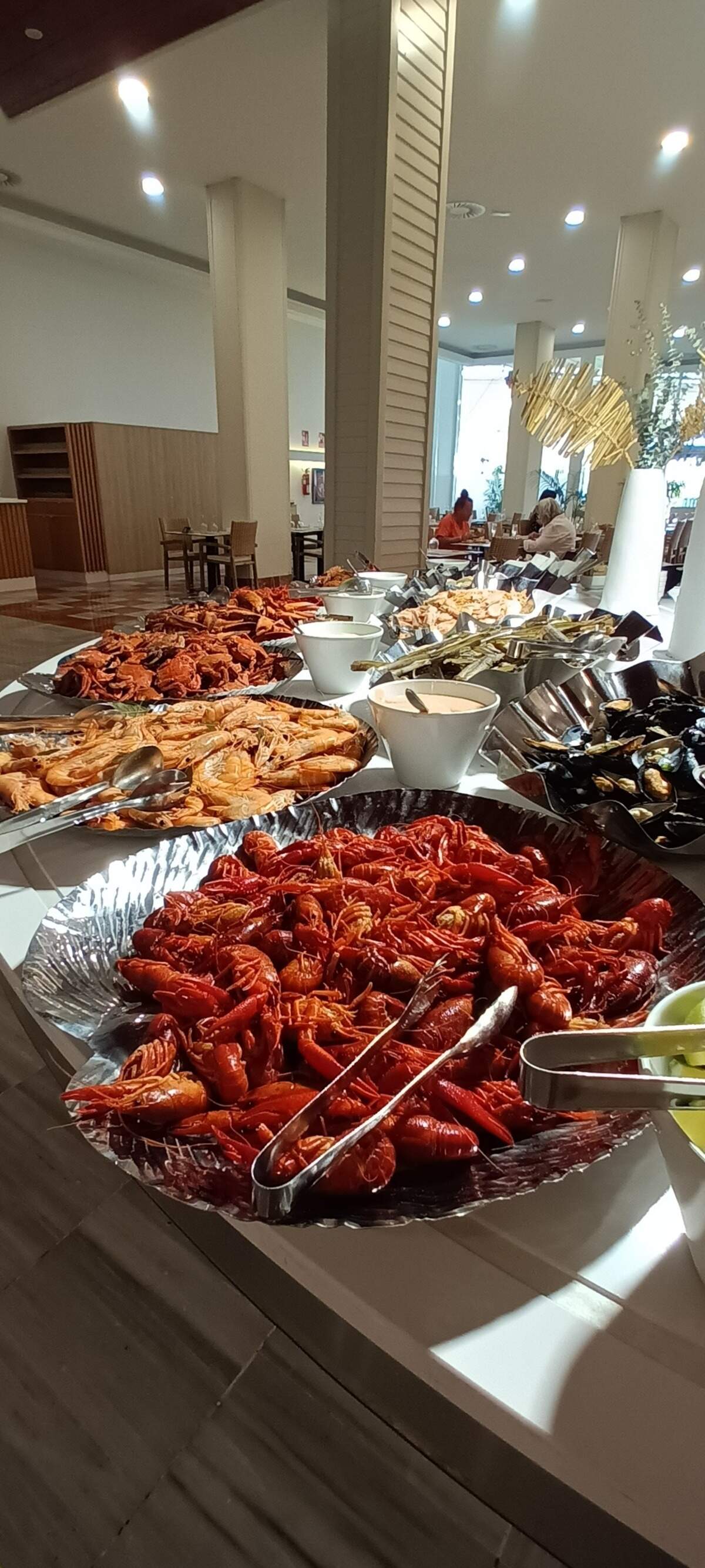 El buffet de Lava cuenta con mariscos variados, crustáceos, moluscos y variedades del mar.
