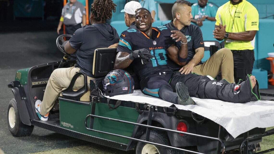 Los Dolphins mejoran y ganan su primer juego de la temporada, pero con un alto costo