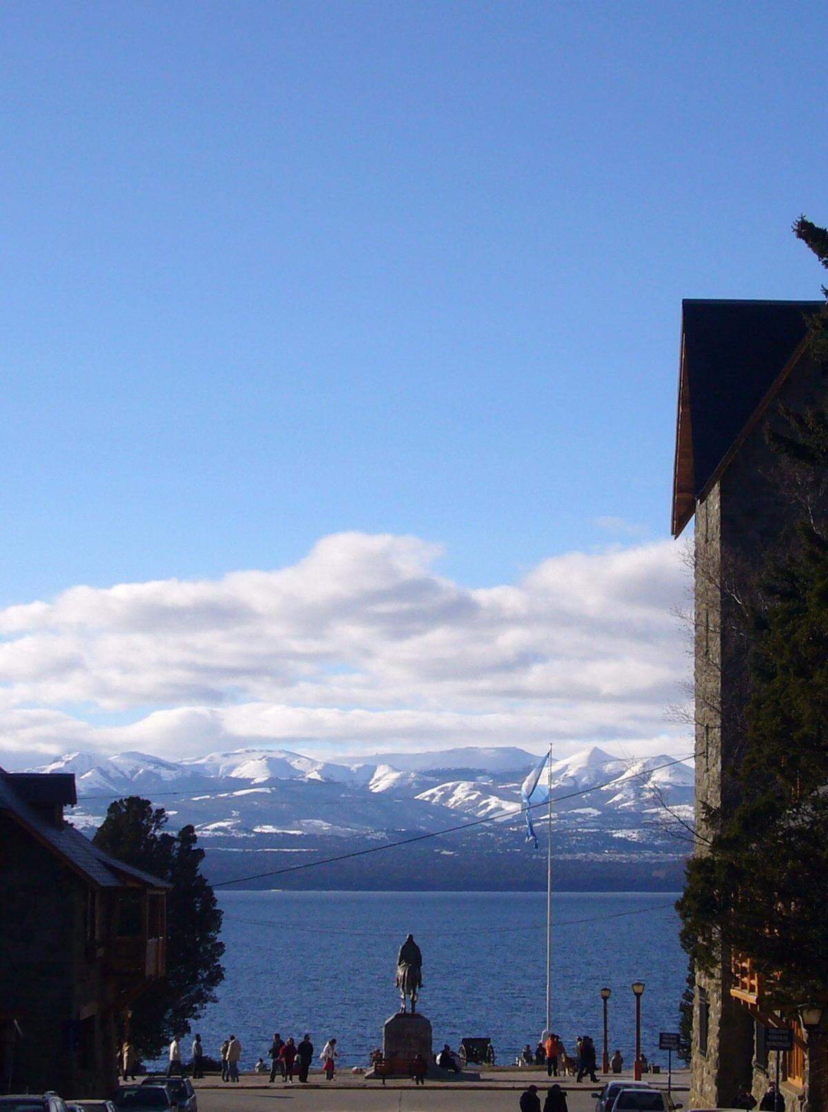 Bariloche es el lugar elegido por miles de turistas para practicar esquí en invierno y pesca y largas caminatas en verano, aunque los estudiantes también visitan esta ciudad patagónica para celebrar el final de su escolaridad. Vista del Centro Cívico de la ciudad San Carlos de Bariloche.