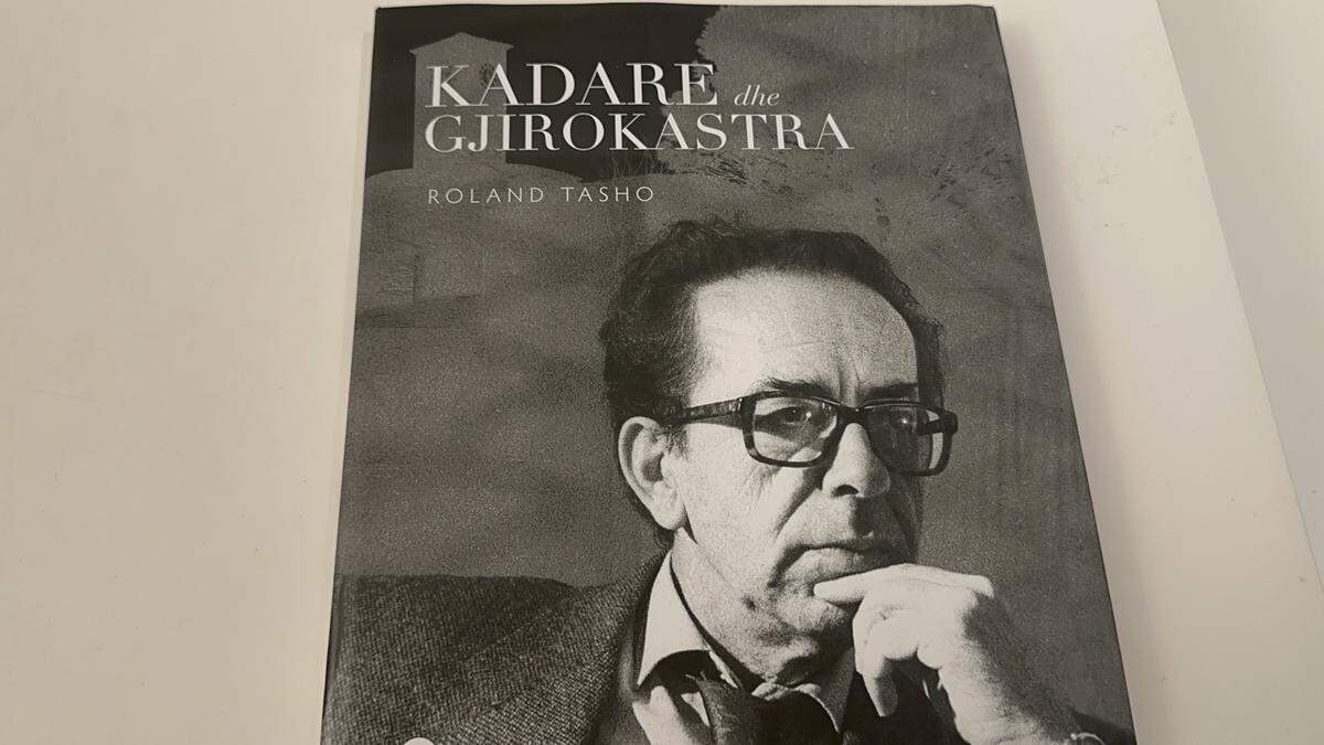 Mural de Kadare en su casa museo de Girokaster.