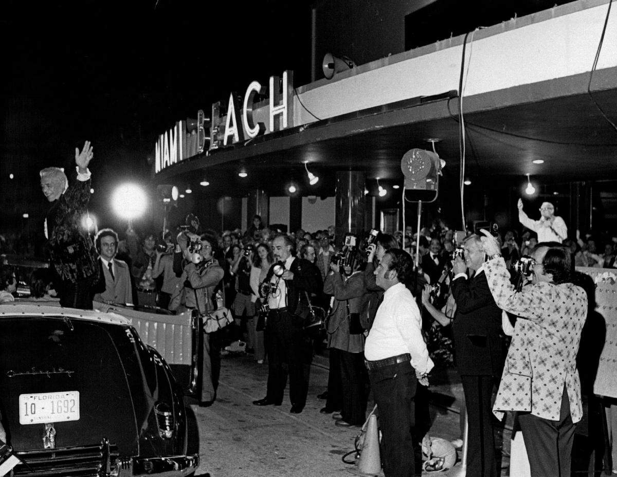 Desi Arnaz saluda a los fans a su llegada al estreno de su hija en un evento en Miami Beach, en una foto sin fecha.