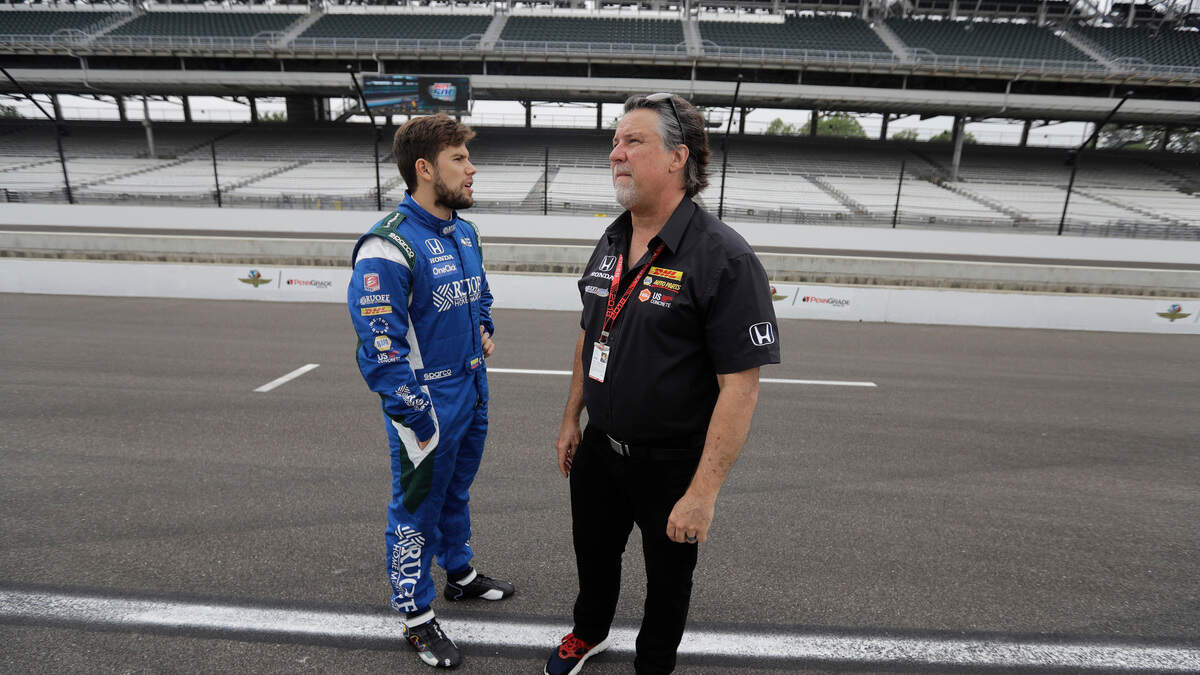 Carlos Muñoz (izq.) habla con Michael Andretti antes de una práctica el 21 de mayo de 2018, en Indianápolis.