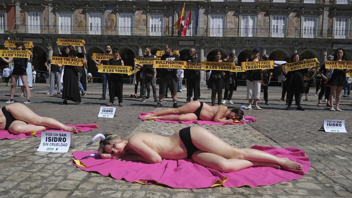 Varios activistas semidesnudos yacen sobre capas de torero durante una protesta antitaurina en la Plaza Mator para exigir que el gobierno español prohíba las corridas de toros durante las fiestas de San Isidro en Madrid.