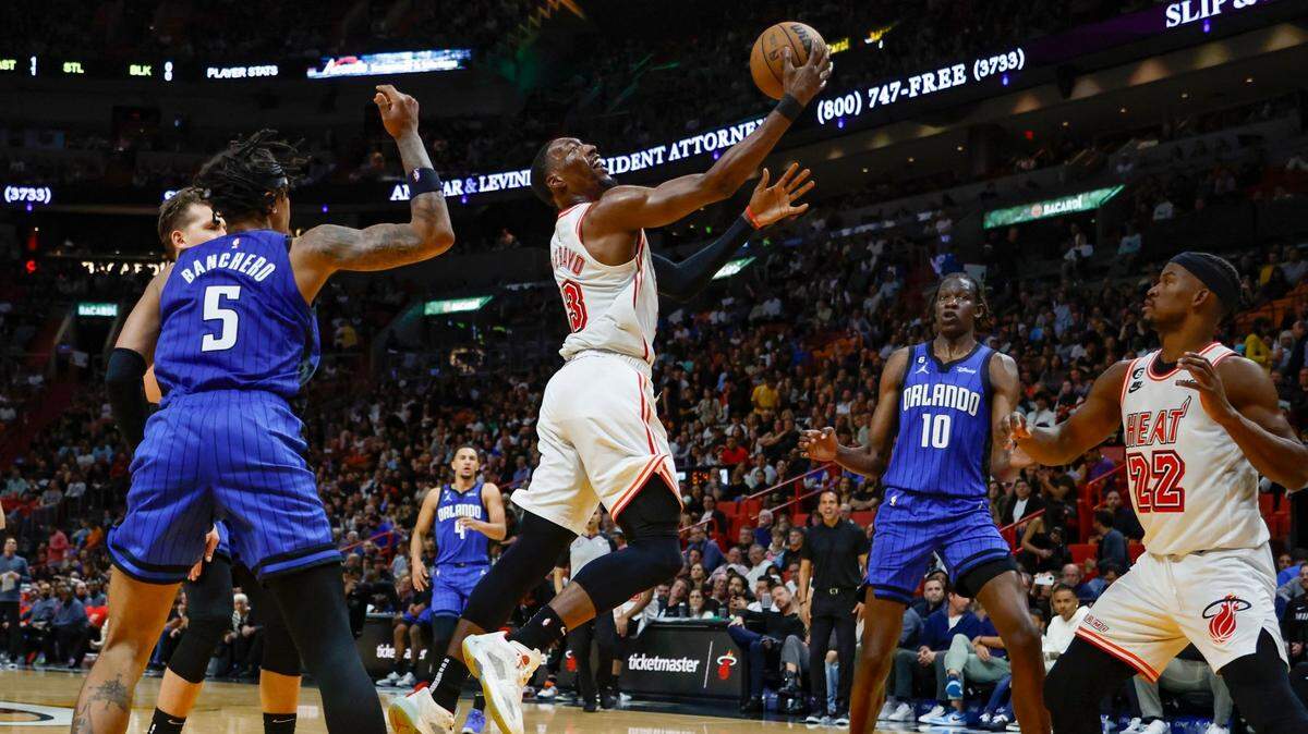 El centro de los Miami Heat, Bam Adebayo (13), tiro al aro contra los Orlando Magic en el Miami-Dade Arena de Miami el viernes 27 de enero de 2023.