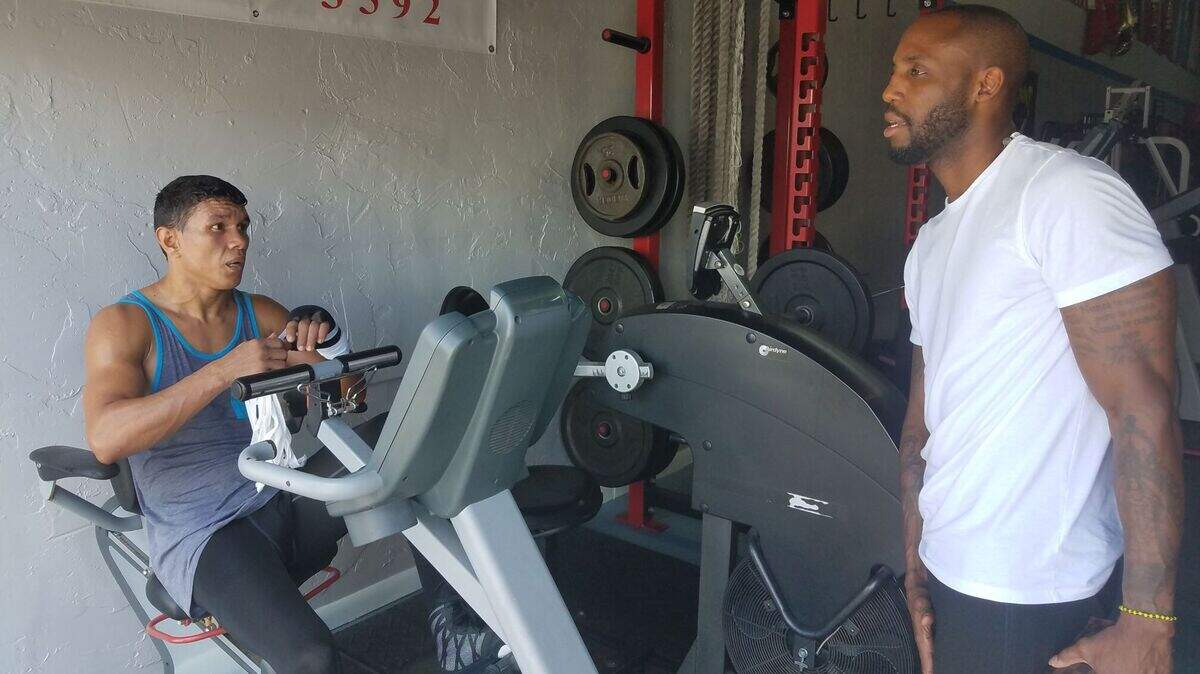 JUAN CARLOS Payano (izq.) conversa con el cubano Yordenis Ugás en el gimnasio de Germán Caicedo en Miami.