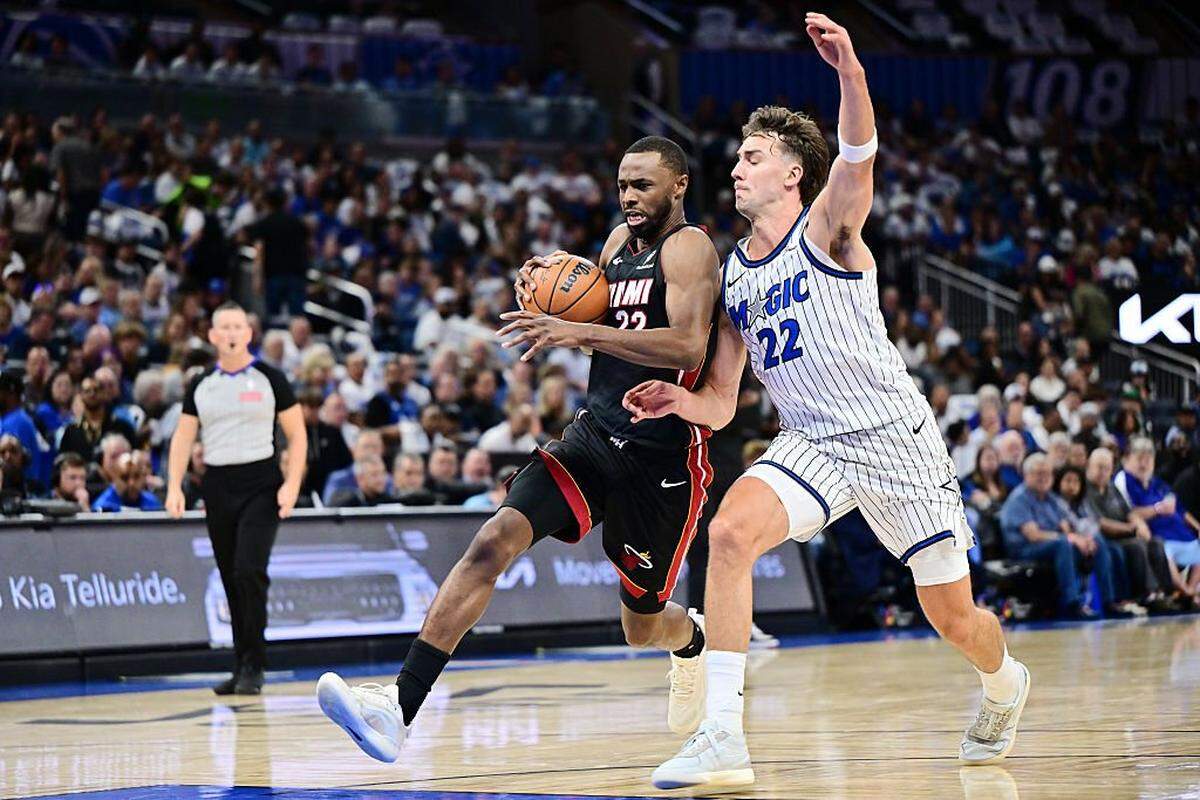 El jugador del Heat de Miami Andrew Wiggins (izq.) entra al aro ante la marca de Franz Wagner, del Magic, en el partido de la NBA celebrado el 22 de octubre de 2025 en Orlando, Florida. 