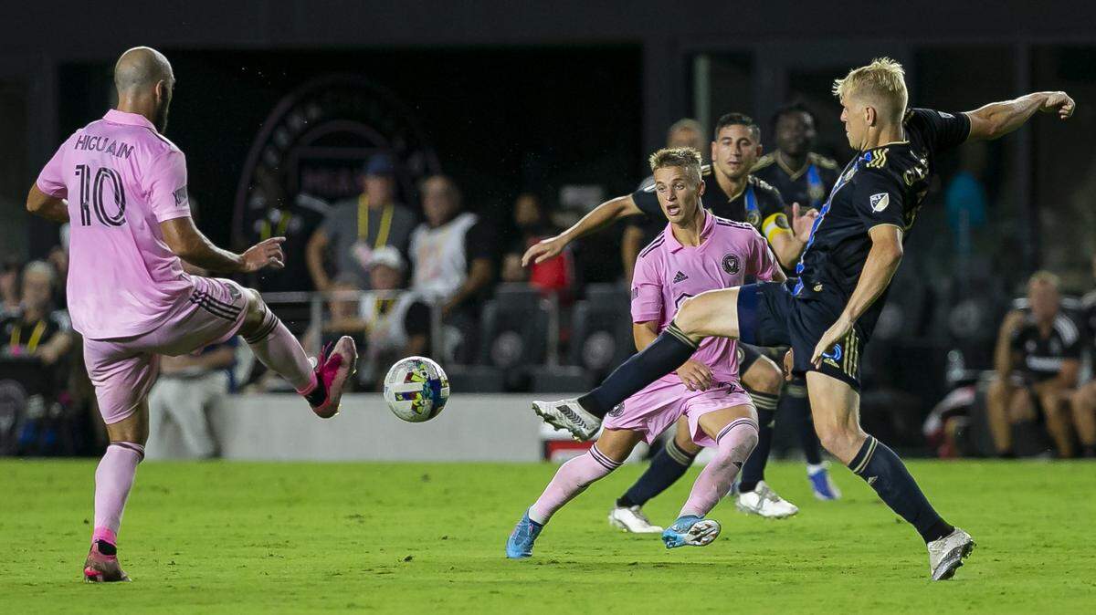 El delantero del Inter Miami Gonzalo Higuaín (10) le pasa la pelota al mediocampista Bryce Duke ante la defensa de Jakob Glesnes, del Philadelphia Union, en el partido celebrado el 13 de julio de 2022 en el DRV PNK Stadium, en Fort Lauderdale, Florida.