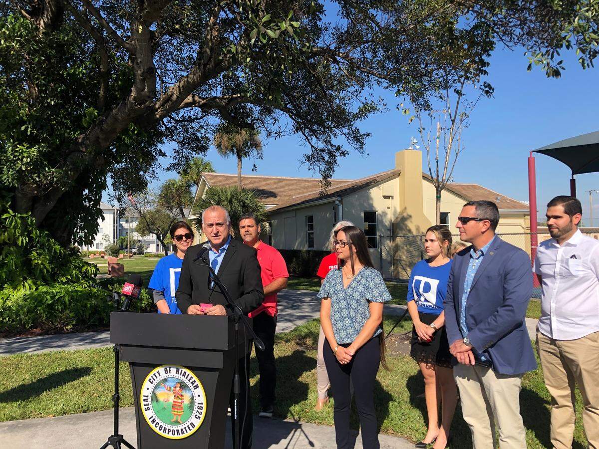 El alcalde de Hialeah, Esteban Bovo Jr. anuncia, junto a la concejal Jackeline García-Roves, el director del Departamento de Parques y Recreación, William Sánchez y Michael Festa, asistente del director de Parques y Recreación, que la ciudad dispone de $135,000 para comenzar la primera fase de reforestación de la municipalidad. Una de las localidades de Miami-Dade con menor porcentaje de copa de los árboles urbanos existentes