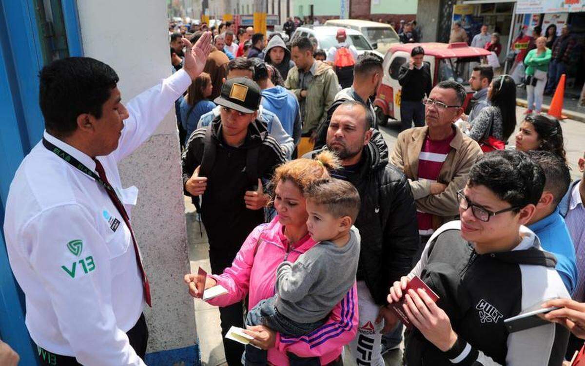 Decenas de migrantes venezolanos hacen cola para tramitar el Permiso Temporal de Permanencia que les permita quedarse en Perú.