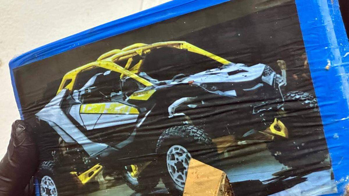 Un agente de la policía del Condado Monroe sostiene un ladrillo de cocaína que se encontró en una playa de los Cayos de la Florida el 24 de agosto de 2024. 