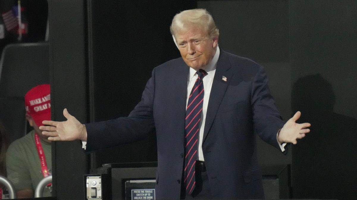 El expresidente estadounidense Donald Trump se dio este miércoles un nuevo baño de masas para escuchar en la convención nacional de su partido en Milwaukee el primer discurso del senador de Ohio J.D. Vance, elegido por él como su compañero de fórmula.