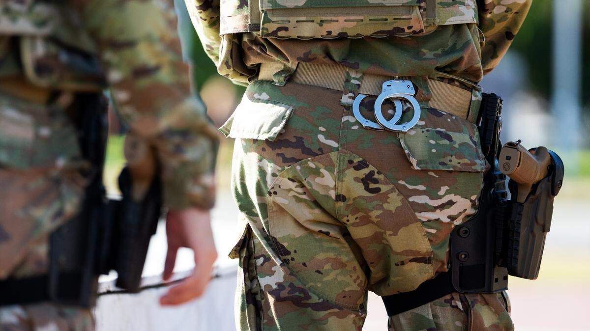 Miembros de la Guardia Nacional de Luisiana patrullan el perímetro de Union Station en Washington D.C., mientras continúa el despliegue de tropas de la Guardia Nacional por parte del presidente Donald Trump y la toma del control federal del Departamento de Policía del Metro, el martes 26 de agosto de 2025.