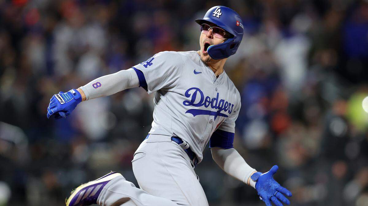 El jardinero de los Dodgers de Los Angeles Enrique Hernández celebra tras pegar un jonrón de dos carreras en el sexto inning ante los Mets, en el tercer partido de la Serie de Campeonato de la Liga Nacional efectuado el 16 de octubre de 2024 en Nueva York.