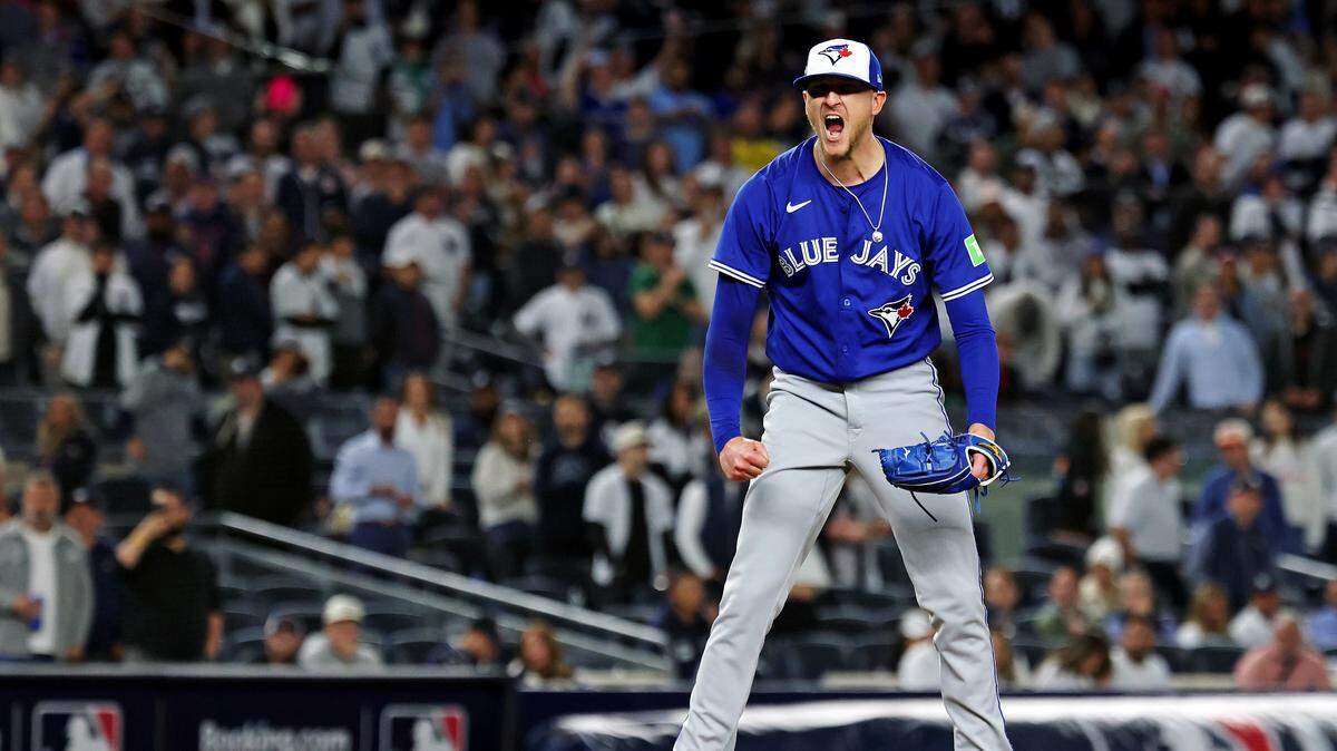 El relevista de los Azulejos Jeff Hoffman celebra tras conseguir el último out del partido contra los Yankees y el pase de la novena de Toronto a la Serie de Campeonato de la Liga Americana, efectuado el 8 de octubre de 2025 en Nueva York.