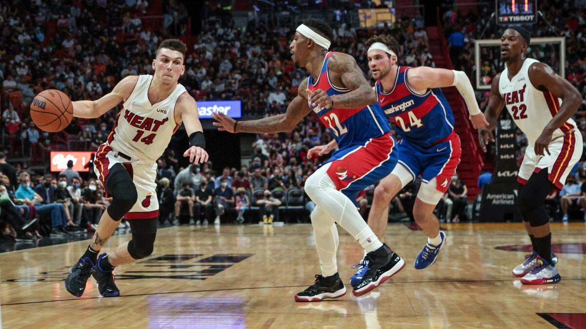 El jugador del Heat Tyler Herro (14) entra al aro ante la marca de Craig Sword, de los Wizards de Washington, en el partido celebrado el 28 de diciembre de 2021 en Miami.