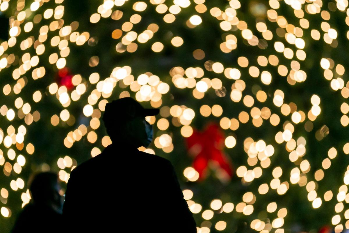 El aumento del gasto en electricidad por adornos de la temporada de fiestas se suma al aumento en costo de servicios públicos.