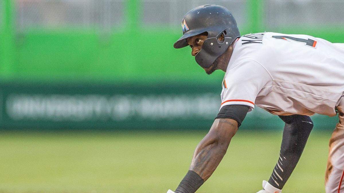 CAMERON MAYBIN es puesto out en segunda base en un juego del 9 de julio del 2018 en el Marlins Park.