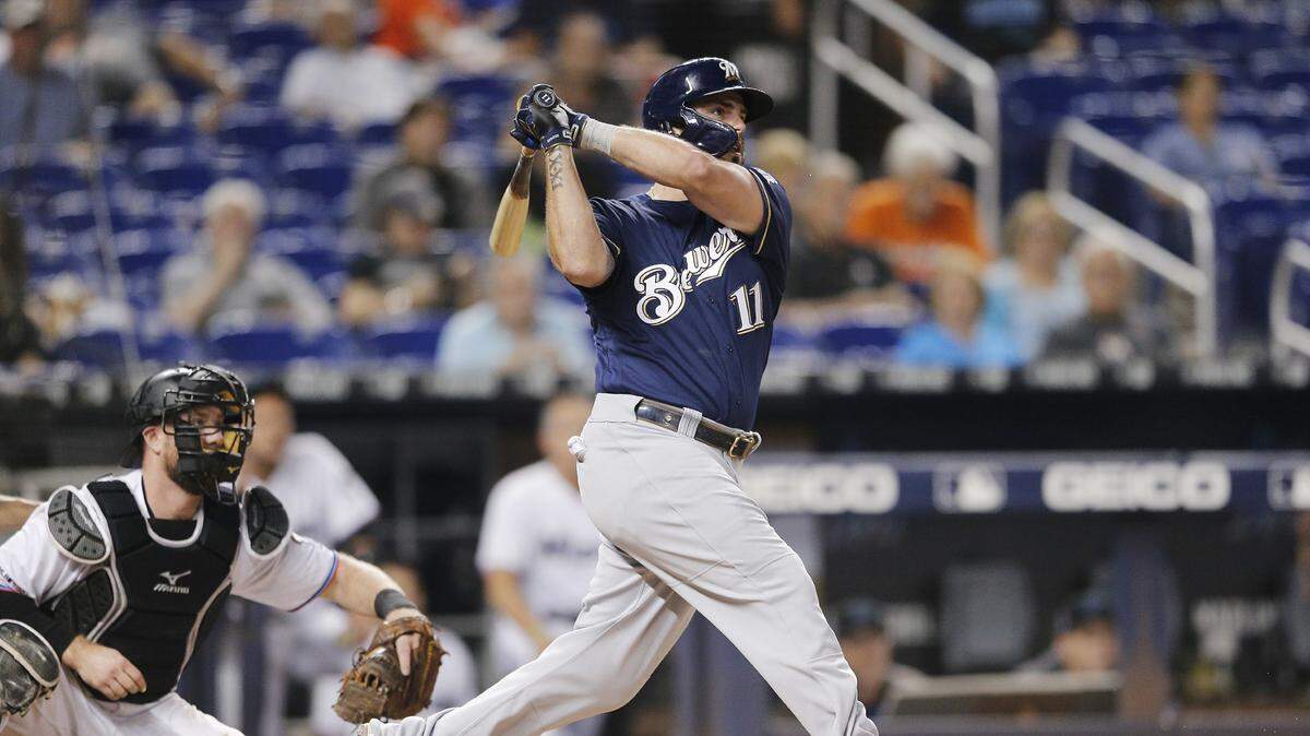 El tercera base de los Cerveceros Mike Moustakas dispara un jonrón de tres carreras en el tercer inning del partido ante los Marlins, celebrado el 11 de septiembre de 2019 en Miami.