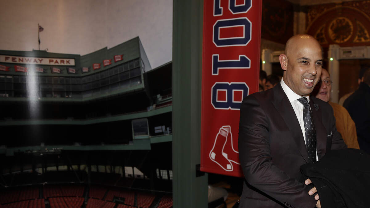 El manager de los Medias Rojas Alex Cora sonríe mientras camina por la alfombra roja antes del estreno de “The 2018 World Series: Damage Done”, un documental que captura los mejores momentos del equipo en su camino a la Serie Mundial, el lunes 3 de diciembre de 2018.