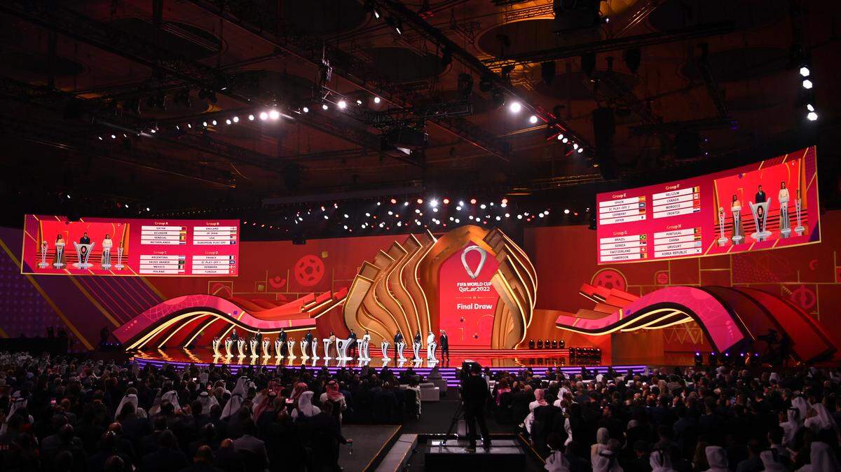 Foto de archivo. Una pantalla LED muestra los resultados del sorteo final de la Copa Mundial de la FIFA 2022 celebrado en el Centro de Exposiciones de Doha, Catar, el 1 de abril de 2022. 