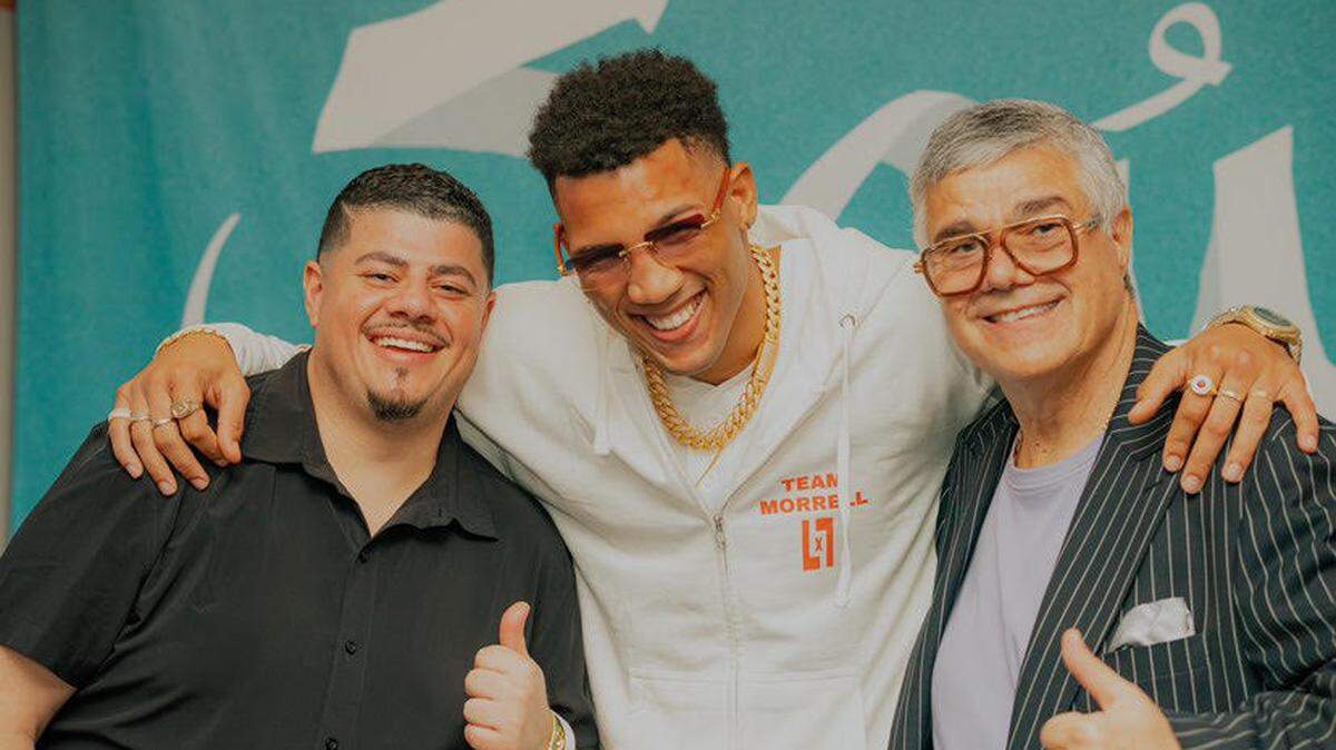 David Morrell (centro) junto con sus promotores Luis De Cubas Jr., de Premier Boxing Champions, y Luis de Cubas Sr. (der.) de Warriors Boxing, tras la victoria del 3 de agosto.