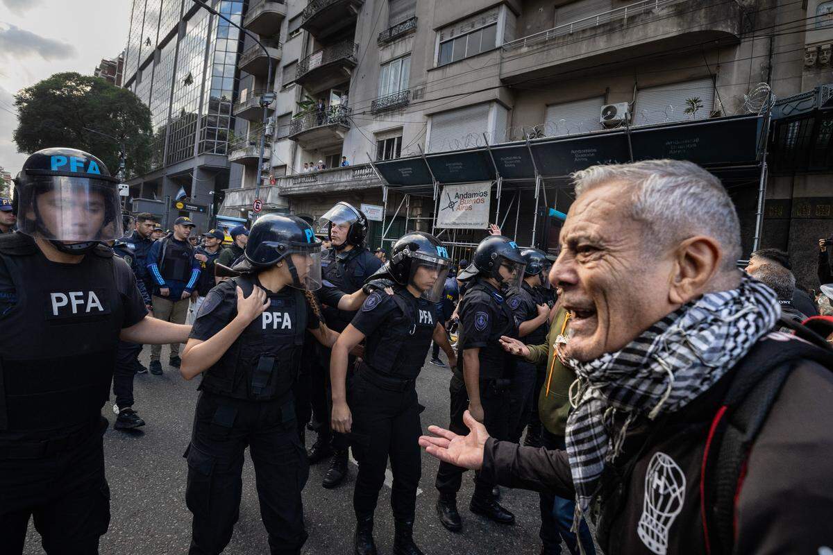 Un jubilado se enfrenta a agentes policiales durante una protesta contra las duras medidas de austeridad del gobierno de Javier Milei, el 12 de marzo de 2025, en Buenos Aires, Argentina.