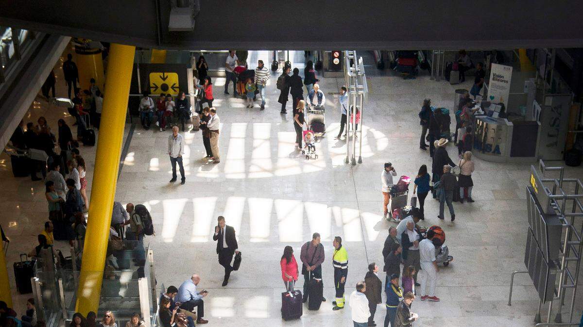 Dependiendo del propósito y la duración de un viaje, los ciudadanos estadounidenses también necesitan un visado de turista de corta duración para visitar España.