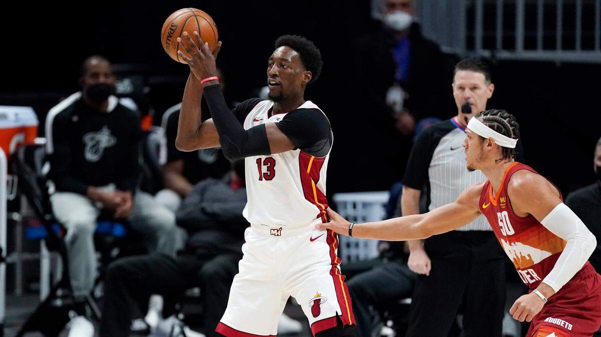 El centro del Heat Bam Adebayo trata de pasar la pelota ante la marca de Aaron Gordon, de los Nuggets, en el partido celebrado el 14 de abril de 2021 en Denver.