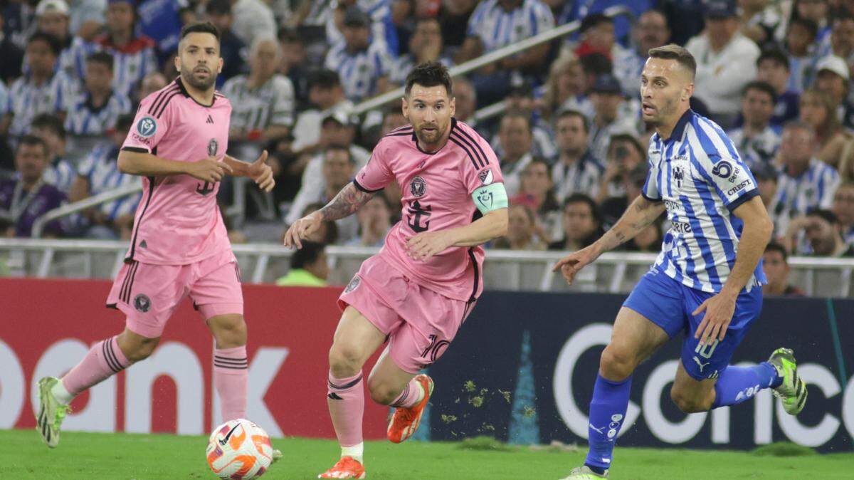 El delantero del Inter Miami Lionel Messi (izq.) conduce la pelota ante la marca de Sergio Canales, de Monterrey, en el partido de vuelta de los cuartos de final de la Liga de Campeones de la Concacaf, celebrado el 10 de abril de 2024 en Monterrey, México.