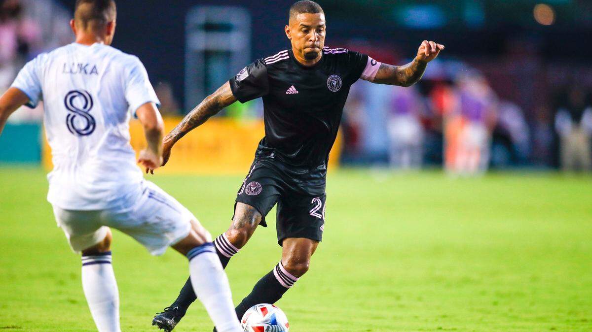 El mediocampista del Inter Miami Gregore (der.) controla la pelota ante la marca de Luka Stojanovic, del Chicago Fire, en el partido celebrado el 18 de agosto de 2021 en el DRV PNK Stadium, en Fort Lauderdale, Florida.