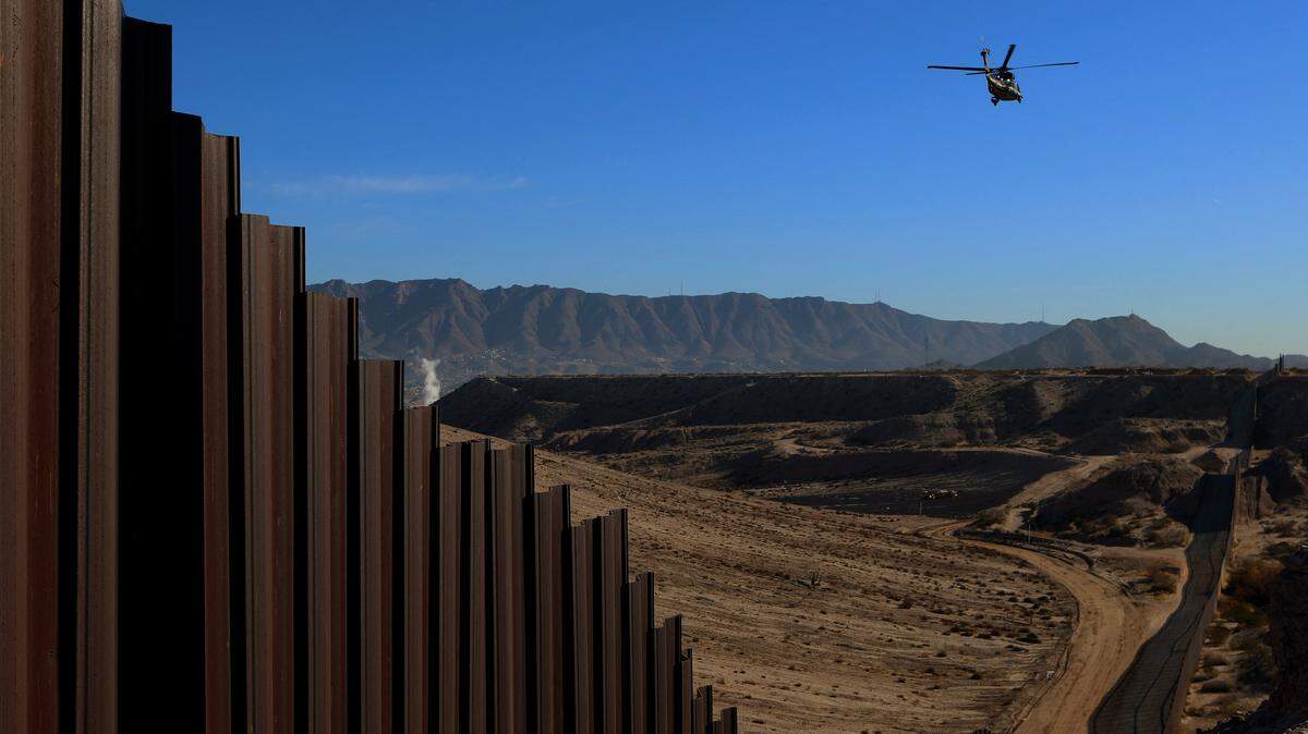 Un helicóptero de Operaciones Aéreas y Marítimas de Estados Unidos (AMO) patrulla la frontera entre EEUU y México en Santa Teresa, Nuevo México, visto desde Ciudad Juárez, estado de Chihuahua, México, el 14 de enero de 2026.