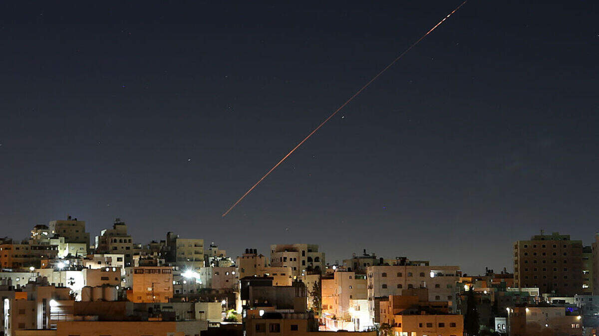 Vista de un misil lanzado desde Irán hacia Israel sobre el cielo de la ciudad de Hebrón, en Cisjordania, el 7 de junio de 2026.